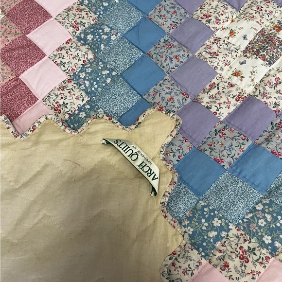 Arch Quilt Pastel Around The World Pattern with Scalloped Edges - Picture 6 of 14